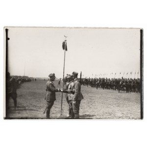II RP, Fotografia wręczenie Buńczuku1 Pułku Strzelców Konnych