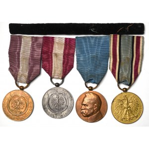 II RP, sada 4 medailí se stuhami