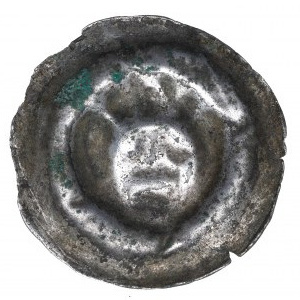 Neurčený okres, brakteát z 13./14. storočia, hlava s napadanými vlasmi