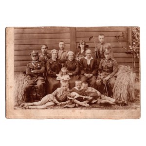 II RP, Familienfoto mit Trägern des Tapferkeitskreuzes