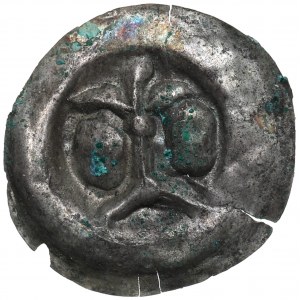Neurčená oblast, 13. století, náramek, lilie (strom života) na oblouku a dvě hlavy
