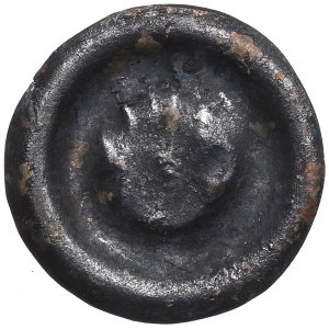Nespecifikovaná oblast, 13./14. století, brakteát, hlava s napadanými vlasy, koule po stranách
