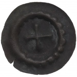 Neurčený okres, brakteát z 13./15. století, rovný kříž a perlovcová obruba