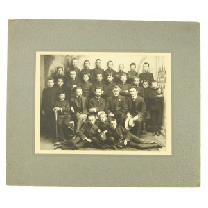 Zdjęcie klasy maturalnej z 1913r Szkoły Realnej w Krośnie