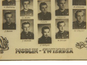 Fotografia - tableau z oficerami i żołnierzami II eskadry Modlin Twierdza 1954r