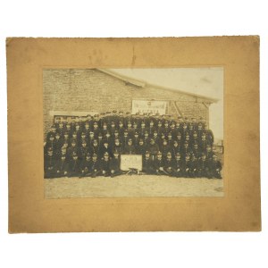 Photograph of the 13th course of sub-masters and shoeers at the School of Veterinary Medicine, 1927.