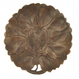 Drewniany talerz ozdobny z orłem w koronie