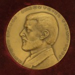 Medal 105-lecie firmy Blikle z dedykacją na wizytówce Jerzego Blikle.