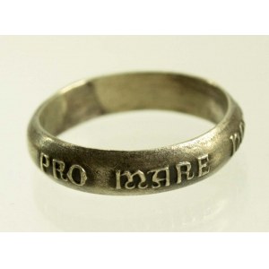 Ring aus weißem Metall mit der Aufschrift PRO MARE NOSTRUM