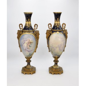 Para wazonów dekoracyjnych z miniaturami mitologizującymi i pejzażowymi