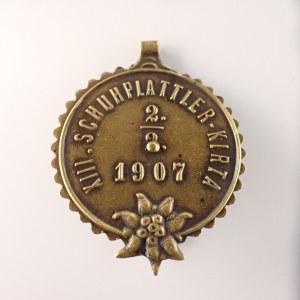Svět / Odznak XIII. SCHUHPLATTLER-KIRTA 2.3. 1907, nápis / taneční dvojice v kr oji, opis D´SCHUHPLATTLER'...