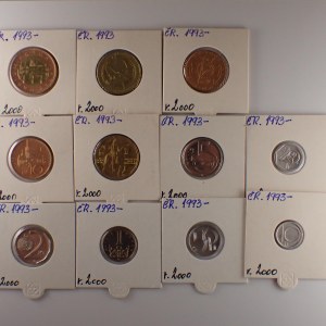 Období od 1993 / Sada oběžných mincí v lep. pap. holderech 2000 - 10h, 20h, 50h, 1 Kč, 2 Kč, 5 Kč, 10 Kč (skvrnka)...