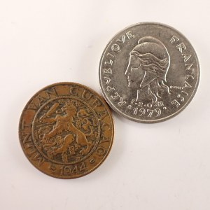 Francouzská Polynésie / 10 Francs 1979, Curacao - 2 1/2 Cent 1944, 2 ks