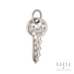 Wisiorek-klucz dekorowany diamentami, współczesny