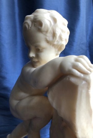 Autor nieznany, Rzeźba marmurowa - chłopiec z żabą