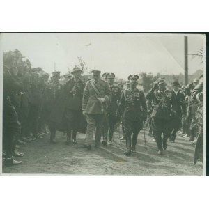 Marszałek J. Piłsudski w otoczeniu oficerów udaje się na rewię kawalerii, Kraków 1933, Fot. Agencja Fotograficzna Światowida Kraków