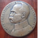 Medal i pocztówka pisana do Józefa Piłsudskiego na Maderze