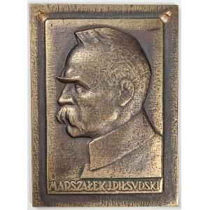 [plakieta, Lata 1930-Te] [Marszałek J. Piłsudski], [plakieta, lata 1930-te] [Marszałek J. Piłsudski]; lata 1930-te/plakieta, odlew, mosiądz, wymiary 10,5 x 7,7 cm., przewiercone dwa otwory przy górnych narożnikach.