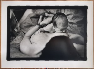 Jan Saudek (ur.1935), Ali feeds her Baby, 1975
