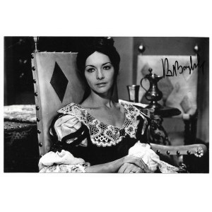 [BRYLSKA Barbara]. Podpis aktorki na czarno-białym zdjęciu przedstawiającą ją w filmie Przygody pana Michała.