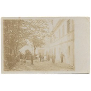 [GRYBÓW - życie codzienne miasteczka w Galicji Zachodniej - fotografie sytuacyjne]. 20 X 1913....