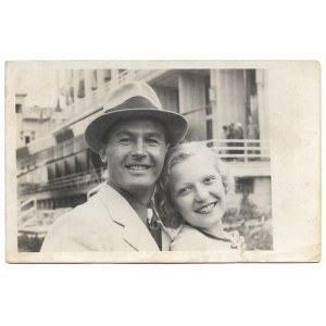 [KIEPURA Jan i EGGERTH Marta - fotografia pozowana]. [1937]. Fotografia pocztówkowa form. 8,9x13,...