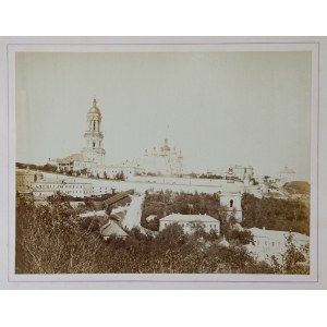 [KIJÓW - fragment městského panoramatu s pohledem na Pečerskou lávru - pohled na fotografii]. [2. polovina 60. let 19. století]....