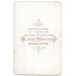 [KRAKOV - skupina v regionálních krojích z Krakovska - pózovaná fotografie ve formátu kabinetky]. [před rokem 1880]...