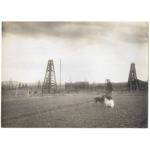 [NAFTA - Podkarpackie Zagłębie Naftowe - celkový pohľad na šachty ropných baní - situačná fotografia]. [l. 20./3...