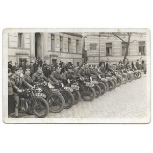 [Motocyklový sport - závody ve Slezsku - situační fotografie]. [l. 30. léta 20. století]. Formát fotografie....
