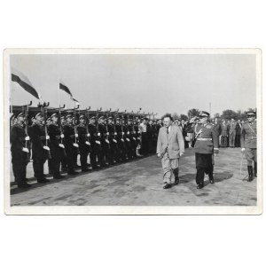 [WARSCHAU - Bolesław Bierut bei einem Besuch in der Hauptstadt - Situationsaufnahmen]. 1955. Satz von 3 Fotografien form....