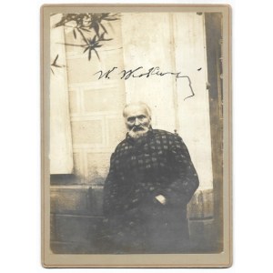[WRÓBLEWSKI Walery - fotografia z odręcznym podpisem generała]. [1908?]. Fotografia form. 16,...
