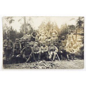 [Prvá svetová vojna - poručík Joseph Seruga s telegrafnou jednotkou - situačná fotografia]. [1915/1916]...