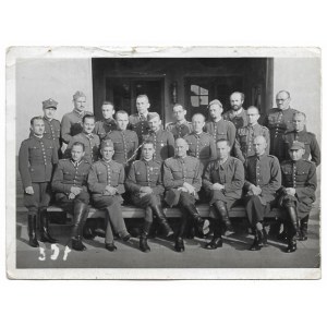 [Druhá svetová vojna - vlajka VII A - MURNAU]. [l. 1940]. Forma fotografie. 10,5x14,2 cm,...