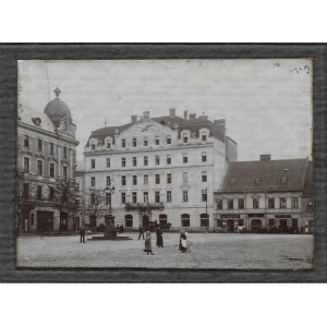 [BIELSKO-BIAŁA - Plac Wolności mit dem Hotel Pod Czarnym Orłem. - Situationsfotografie]. [Anfang 20. Jahrhundert]....