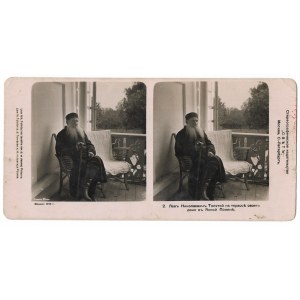 [Stereoskopische FOTOGRAFIE - Leo Tolstoi in Lesnaja Poljana - Situationsaufnahme]. [Anfang 20. Jahrhundert]....
