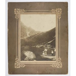 [GÓRY - Pamiątka z Morskiego Oka - fotografie sytuacyjne]. 28 VIII 1908. Zestaw 2 fotografii form. ca 22,...