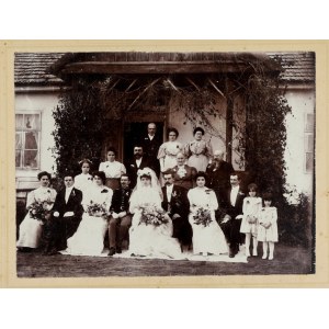[HULCZA - svatba - pózovaná fotografie]. [1910?]. Forma fotografie. 17x22,5 cm na původní podložce. 24,...