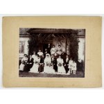 [HULCZA - svadba - pózovaná fotografia]. [1910?]. Forma fotografie. 17x22,5 cm na pôvodnej podložke. 24,...