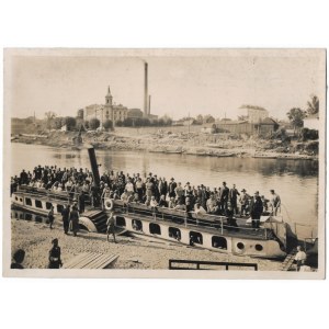 [WILNO - passengers of the steamer Pan Tadeusz on the Villa - situational photograph]. [l. 1920s/30s]. Photo form....