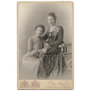 [ANTONIEWICZ-BOŁOZ Anna z córką - fotografia portretowa, pozowana]. [l. 90. XIX w.?]. Fotografia form....