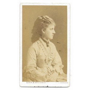 [BONTEMPS Zofia - fotografia portretowa]. [ok. 1871]. Fotografia form. 9,4x5,6 cm na oryg. podkładzie form. 10,4x6,...