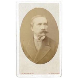 [DEMBOWSKI Tytus - Porträtfoto]. [1880?]. Ovale Fotografieform. 7,8x5,3 cm auf Originalunterlage....