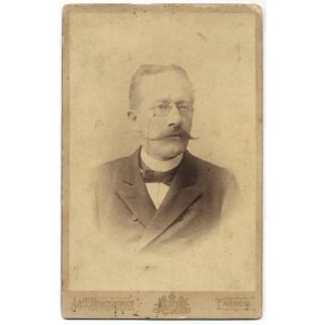 [DOLIŃSKI Stanisław - fotografia portretowa]. [nie po 1897]. Fotografia form. 14,3x9,6 cm na oryg. podkładzie form....