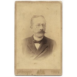 [DOLIŃSKI Stanisław - Porträtfoto]. [nicht nach 1897]. Form der Photographie. 14,3x9,6 cm auf Originalunterlage....