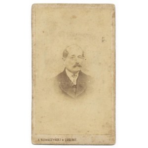 [DRAC Aleksander Tytus - fotografia portretowa]. [1865/1866]. Fotografia form. 9,1x5,5 cm na oryg. podkładzie form....