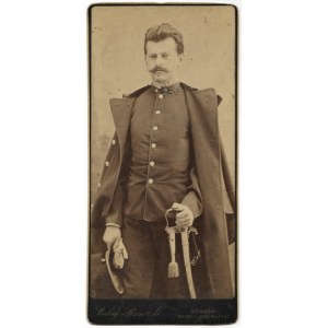 [Kabinetná FOTOGRAFIA - dôstojník v uniforme - portrétna fotografia, pózovanie]. [l. 1880]. Forma fotografie. 18,...
