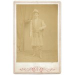 [Kabinetná FOTOGRAFIA - statkár v poľskom kroji - portrétne fotografie, pózovanie]. [2. polovica 19. storočia]....