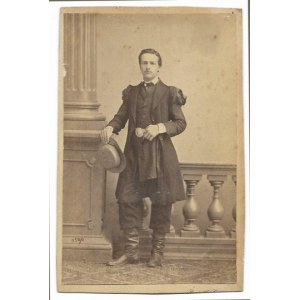 [FOTOGRAFIA pozowana - młody mężczyzna ze Lwowa]. [nie przed 1863, nie po 1867]. Fotografia form. 9x5,...
