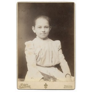 [GOC Helena, geb. Popielecka - Schulalter - Porträtfoto]. [l. 1890er Jahre]. Fotografie-Formular. 14,...